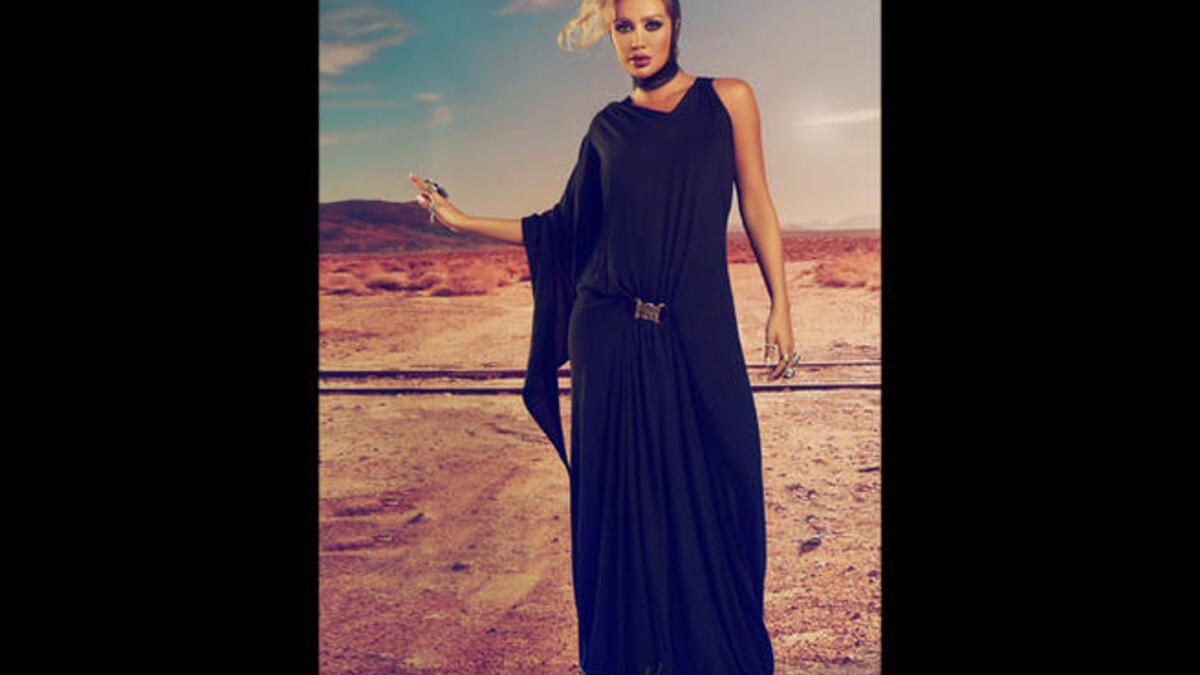 مايا دياب... القطّة ذات العيون الشرسة والجمال الصارخ!
كلّما ظهرت كانت مختلفة.. جريئة في كل شيء.. حضورها.. أسلوبها.. وحتما ملابسها! فالفنانة الشاملة التي تغنّي وتمثّل وتقدّم برنامجاً غنائياً، تعرف جيّداً كيف تبهر الأنفاس كلّما لمحتها الأعين!