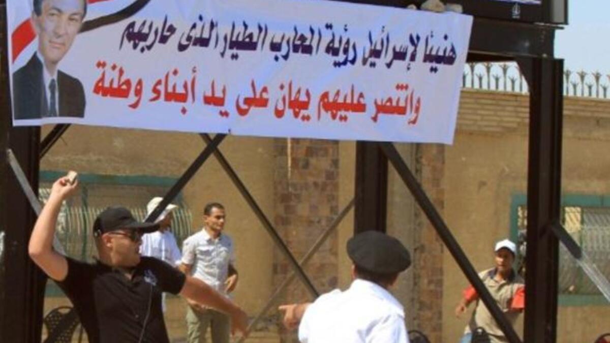 كما وقام مؤيدو الرئيس أيضا بإلقاء الحجارة أثناء اشتباكات مع معارضي مبارك خارج قاعة المحكمة.