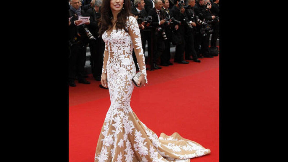 نجوى كرم... الصوت الجبلي المدهش.. وعبق لبنان!
لعل ظهورها في "مهرجان كان" عام 2013 بفستان سهرة أبدعه الموهوب "إيلي صعب" ترك في نفوس معجبيها فخراً بالمطربة التي تعرف جيّداً أن انتقاء ملابسها وأسلوب إطلالاتها لا يقل أهمية عن ذكائها باختيار أغنياتها.