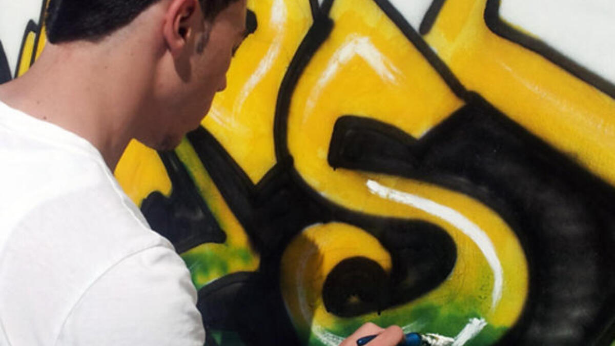 باللون الاصفر يبدع هذا الشاب رسما جديدا