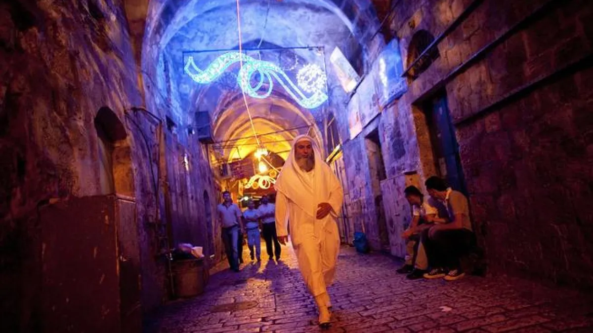 Night life in Syria: It is customary to see people out and about in the old city of Damascus and areas that are usually only
 frequented by day or working hours come alive at night. Children find excitement in being allowed to stay up later and spend
 time with the family.