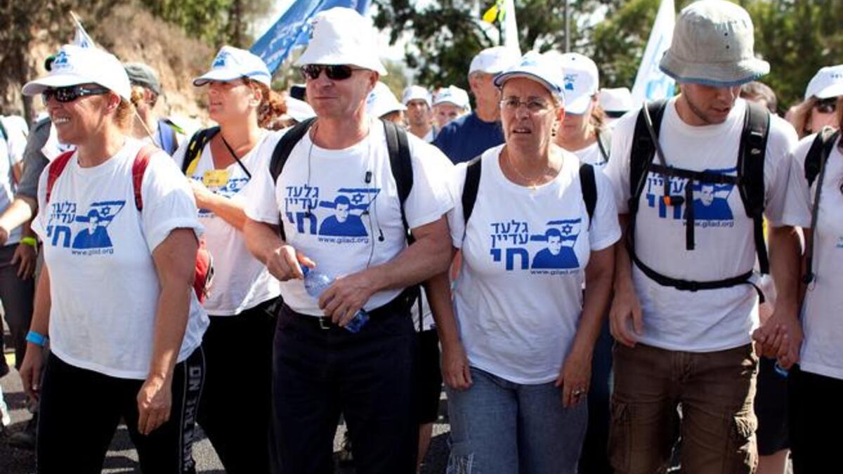 ‎لم يحتفل والد الجندي شاليط بعودة ابنه وحده، فقد شاركه في ذلك العديد من الإسرائيليين المبتهجين بنجاحهم في إعادة ‫"‬ابن الجميع‫"‬ إلى عائلته‫.‬ تمثلت الاحتفالات في الغناء ورفع الأعلام الإسرائيلية واحتساء المشروب‫.‬