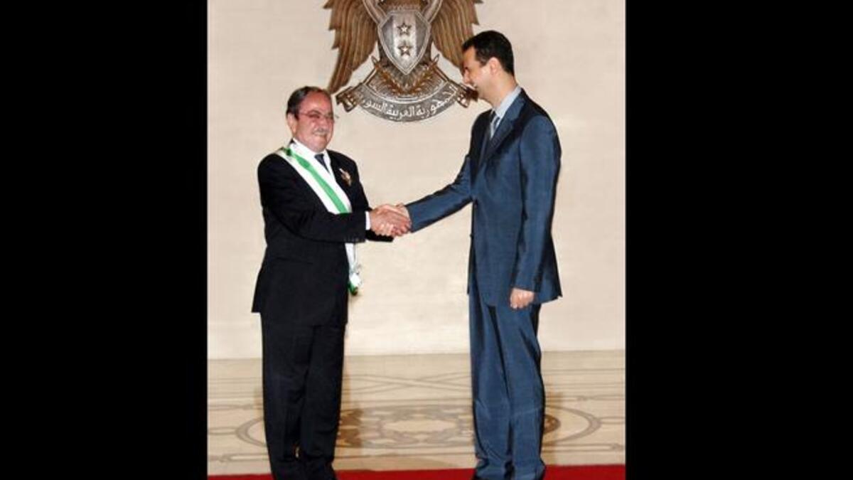 الفنان دريد لحام الذي وصفته الصفحة 'ببوق السلطة' واتهم بالنفاق نظرا لتقديمه أعمالا درامية تنقد الأوضاع.