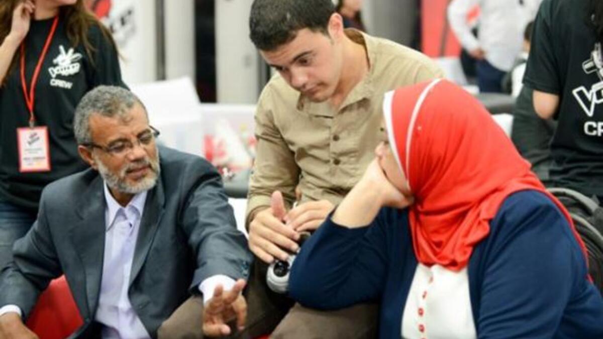 محمد يوسف يتوسط والده والدته في كواليس "ذا فويس"