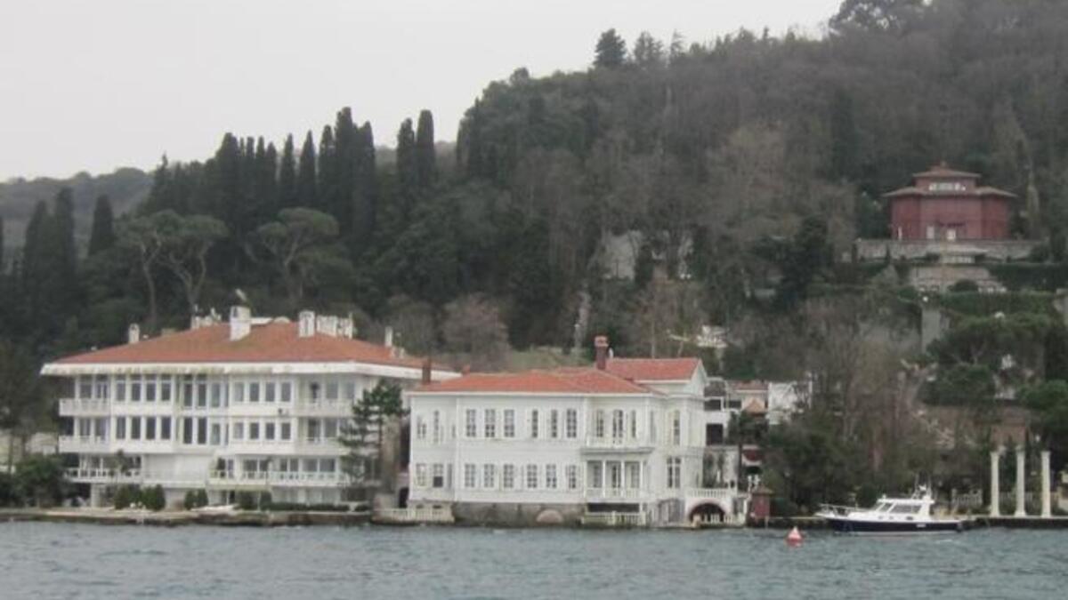 People on boat cruises on the Bosporus are met with tour guides who know to point out the famous landmarks from the soaps and with bemusement, tell tourists that it is much more popular with Arab viewers than with Turks.