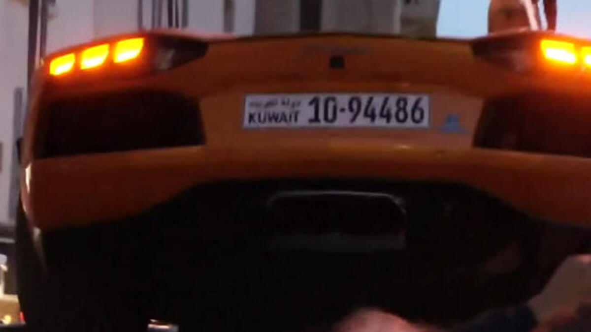 Kuwait supercar, Lamborghini Aventador towed