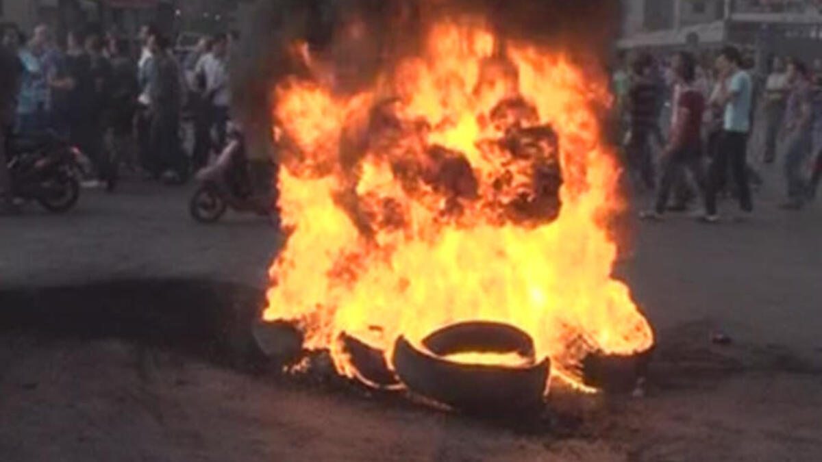 إطارات محترقة في الشارع في لبنان