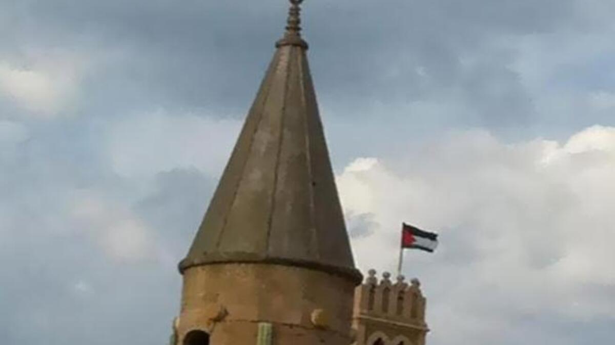 العلم الفلسطيني يرفع على برج الساعة في عكا