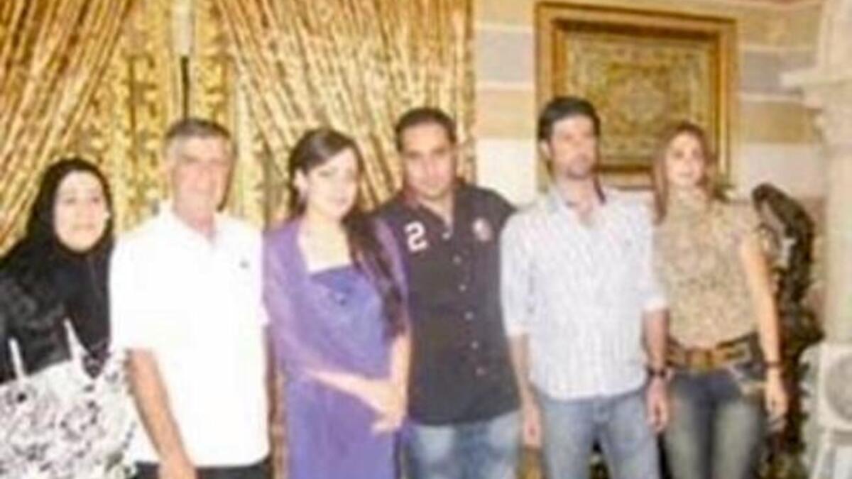 ابنة هيفاء وهبي "زينب" وهي ترتدي فستانا بنفسجي اللون