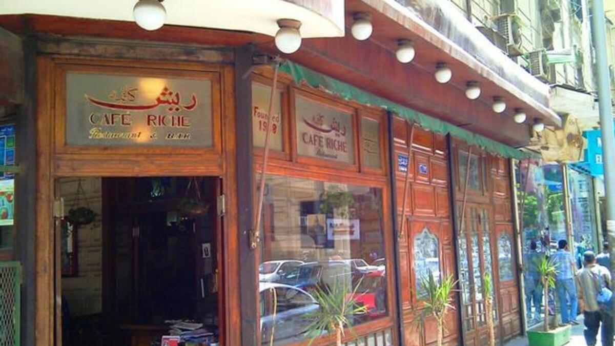 التغيير خلال باب مقهى: مقهى ريش هو جزء من المظهر الحضاري للمدينة منذ ١٩٠٨م، حيث اعتاد الثوار على اللقاء على فنجان قهوة للحديث عن السياسة!. على مرمى حجر من التحرير شهد هذ المكان انتفاضات ١٩١٩م و١٩٥٢م وثورة يناير.