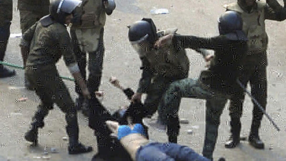 فتاة الصدرية الزرقاء: شاهدة على عنف الجيش ضد المدنيين، وهي فتاة محجبة تم سحلها وتعريتها في الميدان من قبل الجنود مما ألقى الضوء على التعامل مع المتظاهرات من النساء وفتح باب التساؤلات عن التغيير الحاصل في فترة ما بعد مبارك.