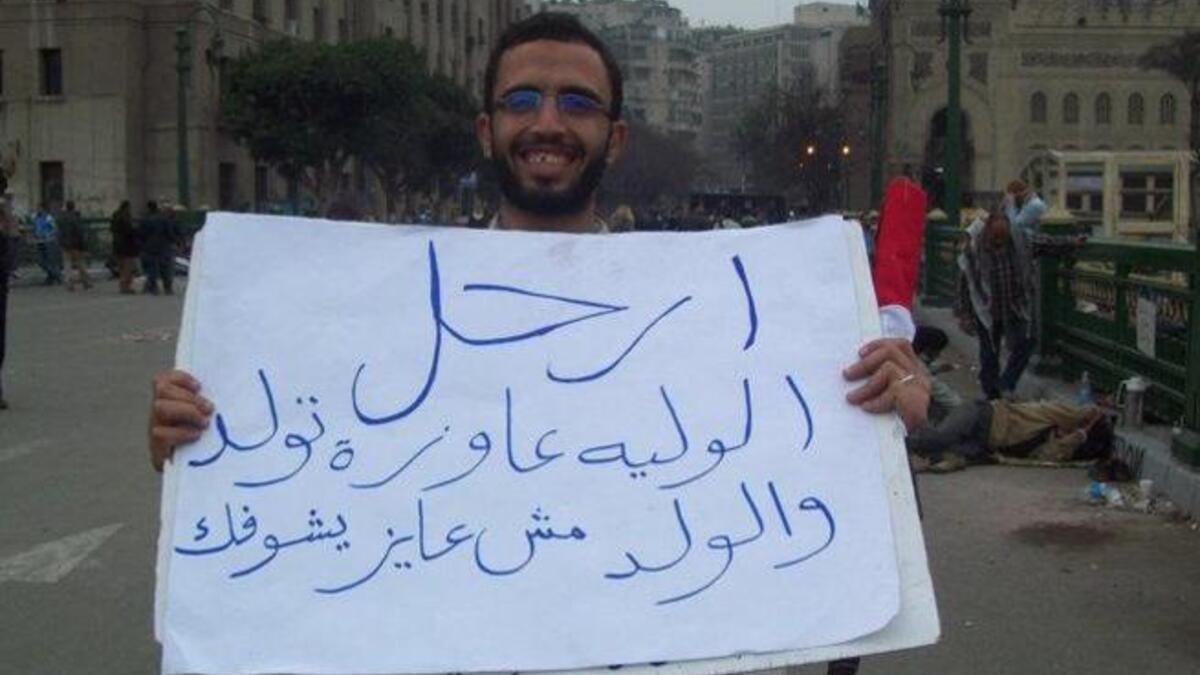 في ذروة الاحتجاجات والاعتصامات في التحرير، لم يتخلَ  الشعب المصري عن روح الفكاهة وحس السخرية الذي اشتهر بهما، حيث رفع لافتات تعبر عن سخريته وسخطه على مبارك ونظامه، لافتة رفعها هذا المعتصم: "ارحل الوليه عاوزه تولد... والولد مش عايز يشوفك".