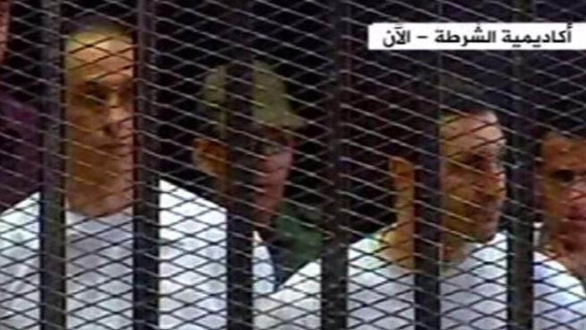 أما ابنا مبارك: جمال وعلاء فارتديا زيا "أبيض" اللون خاليا من أي إضافات. ويواجه كل من علاء وجمال مبارك اتهامات بالفساد.