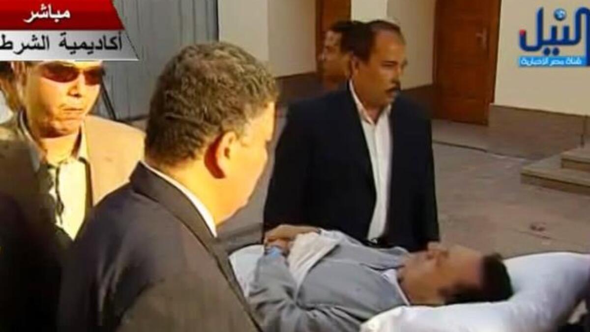 في الجلسة الثانية بتاريخ ١٥ أغسطس/آب؛ ارتدى مبارك "بيجاما" أخرى  ولكن  مع سترة "رمادية" اللون فوق  قميص  أبيض.