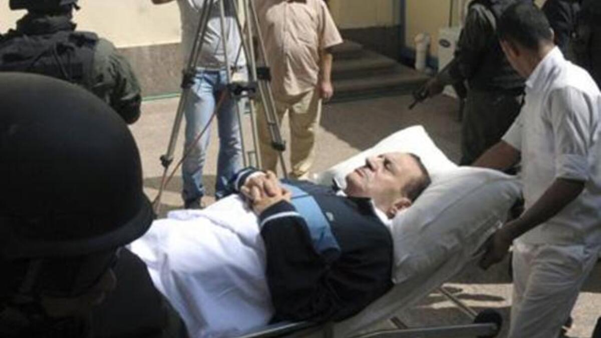 تميّز ظهور مبارك الثالث في المحكمة بارتداء بيجاما بسترة يميل لونها للأزرق الذي يميز البحرية الأميريكية (النافي). ماذا عن أيام مبارك أثناء رئاسة مصر؟ نلقي تاليا الضوء على  ملابس مبارك الرسمية...