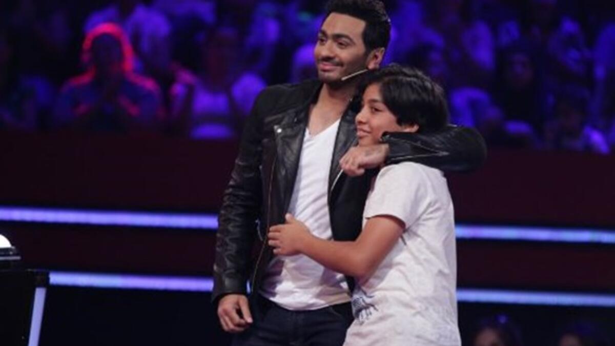 في أول تجربة له كعضو في لجنة تحكيم استطاع الفنان تامر حسني ان ينجح ويكون قريباً من الأطفال المشاركين وبقية أعضاء لجنة التحكيم وقد بدا واضحاً في بداية الحلقات ارتباك حسني وقلة خبرته إلا انه انسجم سريعاً  ورسم له خطاً خاصاً رغم تعرضه للعديد من الانتقادات.