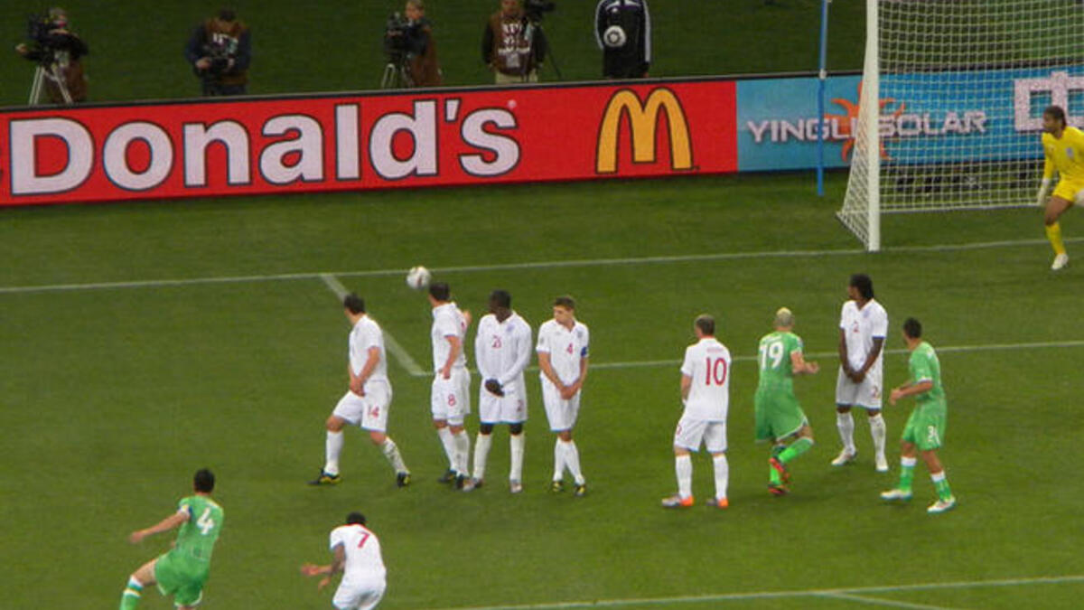 في مونديال جنوب إفريقيا عام 2010، شارك المنتخب الجزائري ضمن المجموعة الثالثة التي ضمت انجلترا و سلوفينيا و الولايات المتحدة الأمريكية. خسر أمام سلوفينيا والولايات المتحدة بنفس النتيجة 1-0، وتعادل مع إنجلترا 1-1.