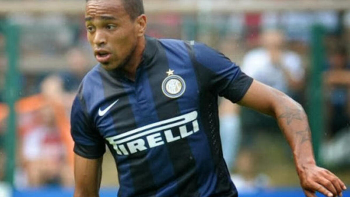 الظهير الأوروغوياني ألفارو بيريرا (إنتر) - الأندية المهتمة: سوانزي ومرسيليا.