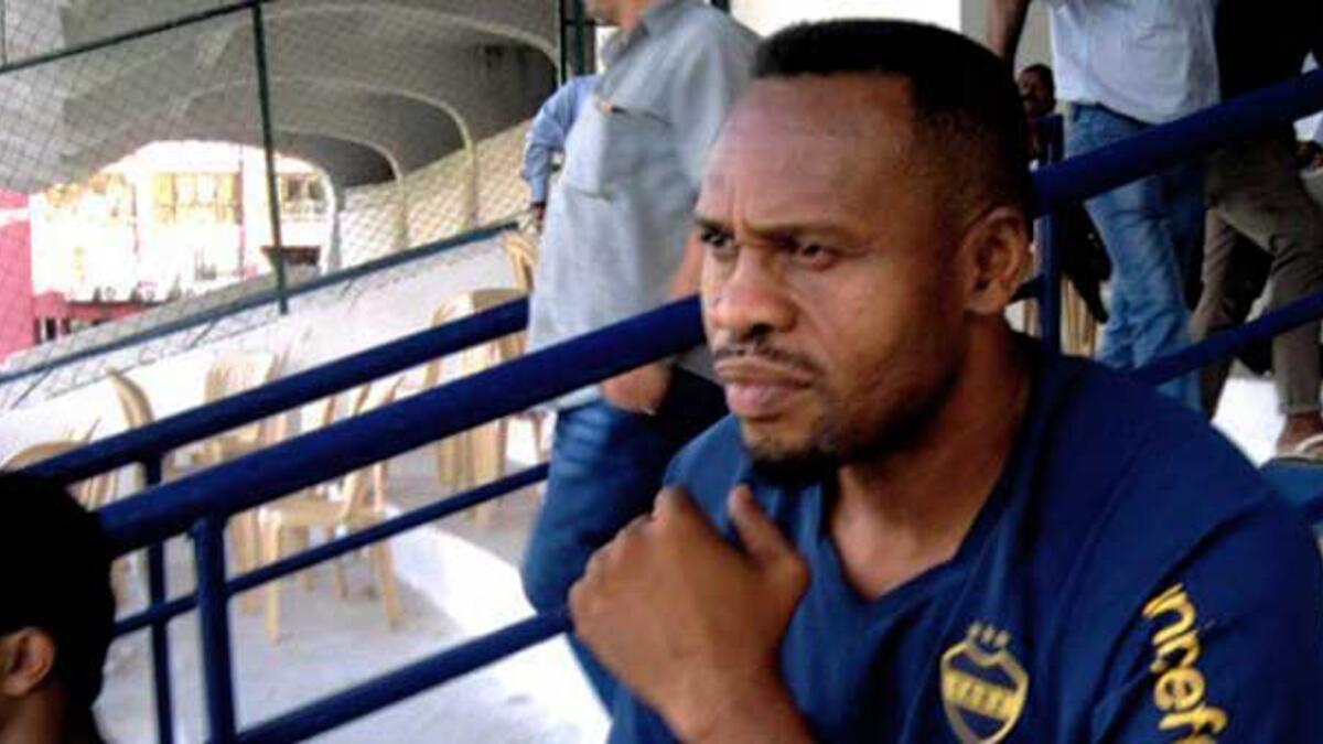 المدافع النيجيري المعتزل إيميكا إيزيوغو: أعلن إسلامه عام 2012، ورغم أنه لم يحترف في أي من الدوريات الكبرى، إلا أنه خاض تجارب في السويد والولايات المتحدة والهند وبيرو.