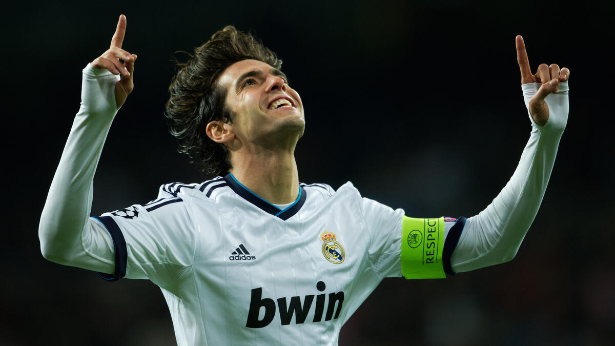 لاعب الوسط المهاجم البرازيلي كاكا: دفع ريال مدريد 68.5 مليون يورو لضمه من ميلان عام 2009، ليقدم موسماً أول مميز، لكن قدوم مورينيو عام 2010 كلف أفضل لاعب في العالم لعام 2007 مركزه الأساسي علماً بأن الإصابة ساهمت في ابتعاد نجم الروسونيري كذلك عن المشاركات.