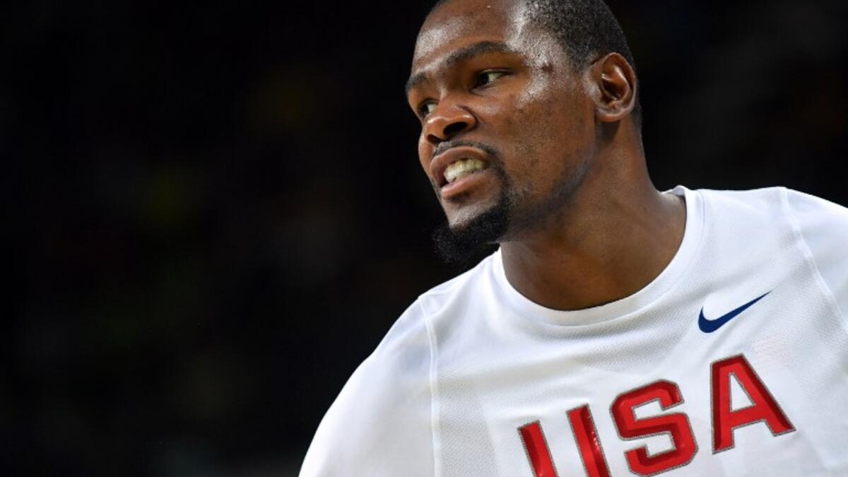 المركز الخامس: لاعب منتخب الولايات المتحدة وغولدن ستايت ووريرز كيفين ديورانت (كرة سلة): شكل انتقاله عام 2015 من أوكلاهوما سيتي ثندرز إلى ووريرز أفضل فريق في دوري السلة الأميركي نقطة تحول منحته شهرة واسعة، علاوة على أنه سيتقاضى 53.2 مليون دولار خلال عامين.