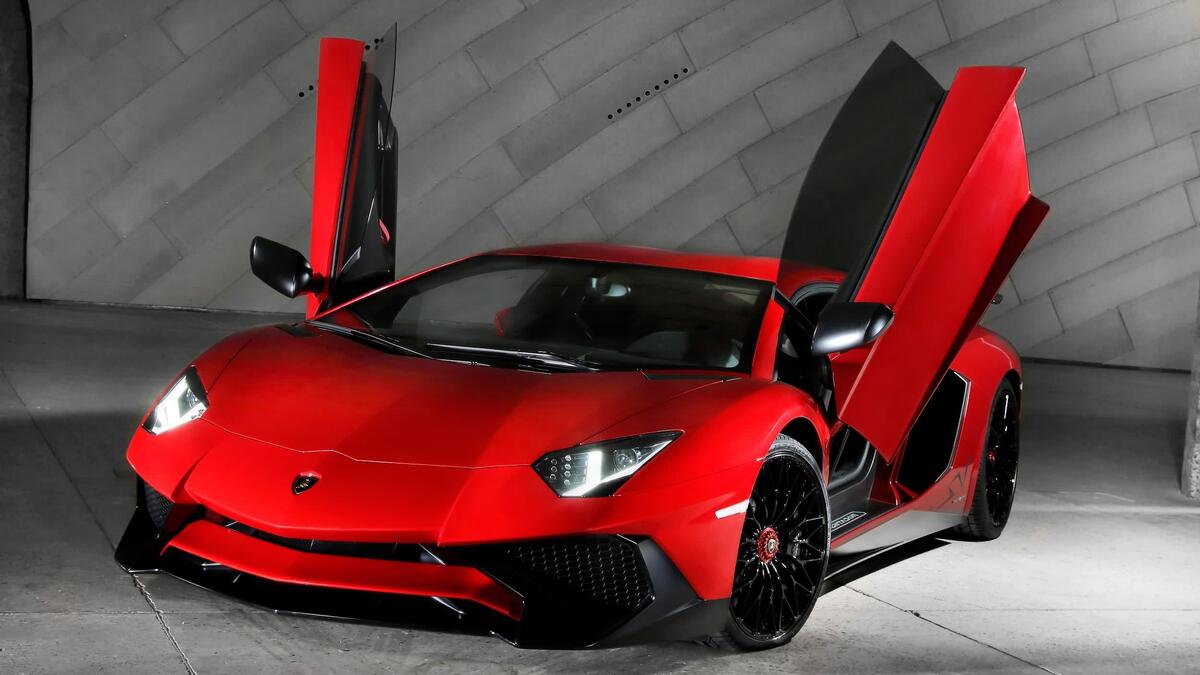 لامبورغيني آفينتادور (Lamborghini Aventador) ويتراوح سعرها ما بين 403 إلى 533 ألف دولار.
