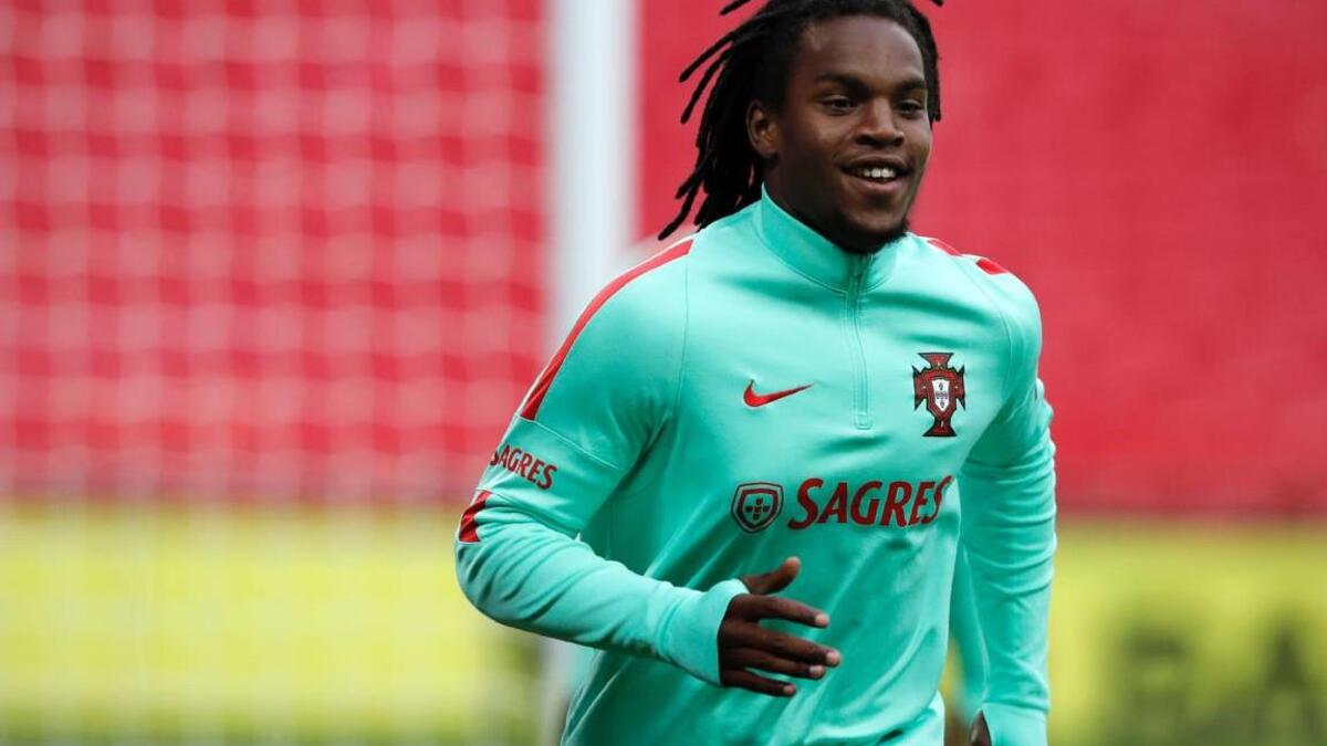 لاعب الوسط البرتغالي ريناتو سانشيس (18 عاماً): انتقل إلى بايرن ميونخ مؤخراً مقابل 35 مليون يورو قادماً من بنفيكا، يرشحه المراقبون لخلافة كريستيانو رونالدو، يتميز بانضباطه وقوته ومهارته في التمرير، إضافة لقدرته على تأدية أدوار دفاعية وهجومية.