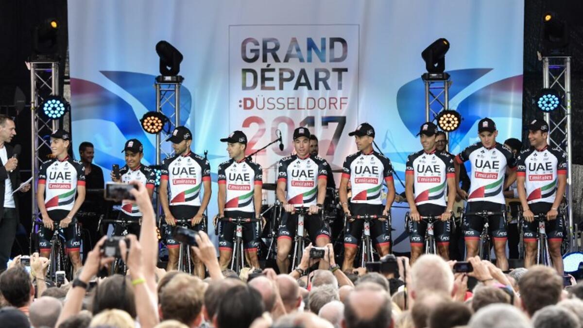 دراجو منتخب الإمارات خلال حفل تقديمي أقيم في دوسلدورف بألمانيا تمهيداً لجولة فرنسا