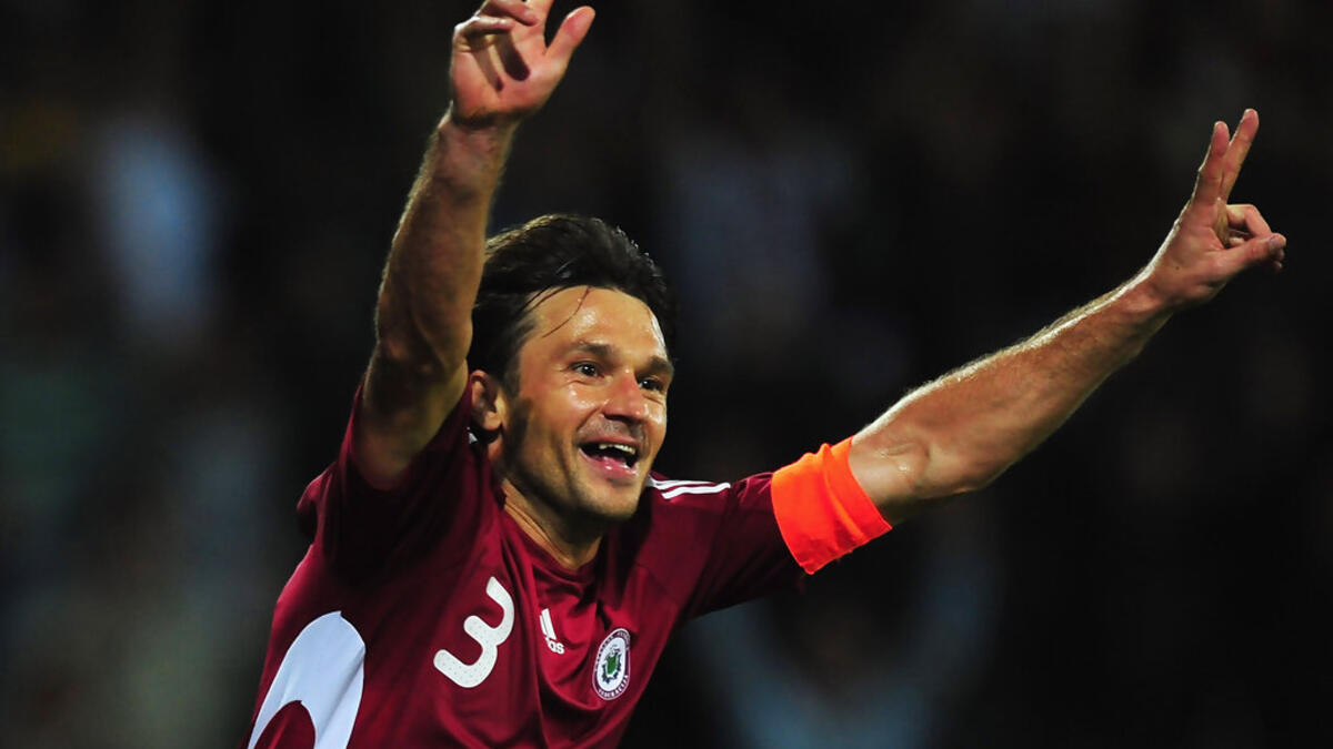 لاعب الوسط اللاتفي فيتياليس آستاهييفس: شارك في 167 مباراة دولية ما بين عامي 1992 و2010 (18 عاماً و83 يوماً).