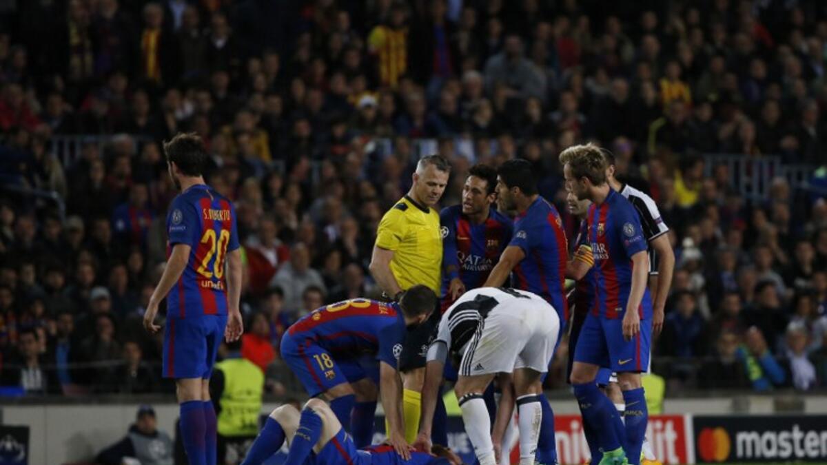 برشلونة 0-0 يوفنتوس: سقط ليونيل ميسي نجم البارسا أرضاً على وجهه نهاية الشوط الأول بعد احتكاك عنيف مع ميراليم بيانيتش في حادثة أثارت هلع جماهير فريقه والمتابعين على حد سواء، إلا أنه أكمل المواجهة لحسن الحظ.