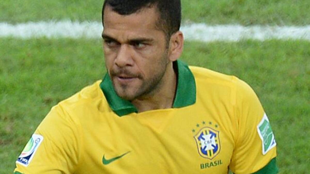 4ـ البرازيلي داني ألفيش: انتقل من إشبيلية إلى برشلونة مقابل 30 مليون يورو. يعد من أفضل لاعبي الظهير في العالم، حصد العديد من البطولات منذ قدومه إلى البارسا عام 2008، يستعد لخوض مغامرة المونديال مع البرازيل.