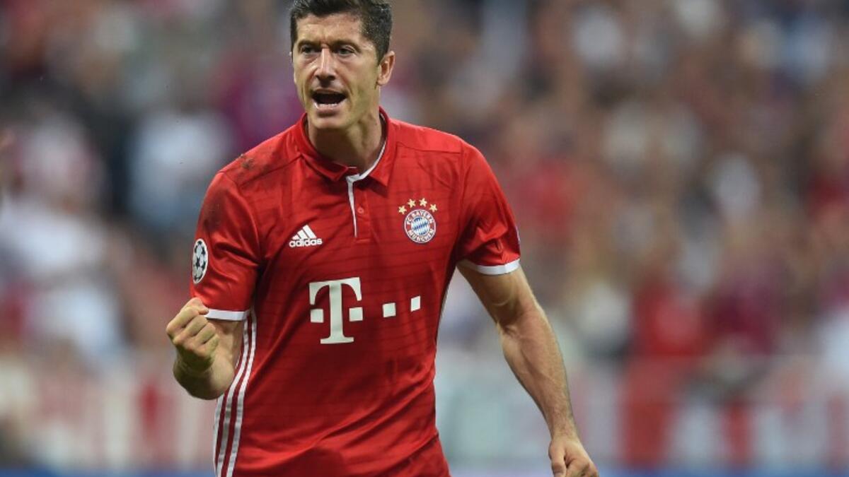 المهاجم البولندي روبرت ليفاندوفسكي (بايرن ميونخ) بطول 185 سم.