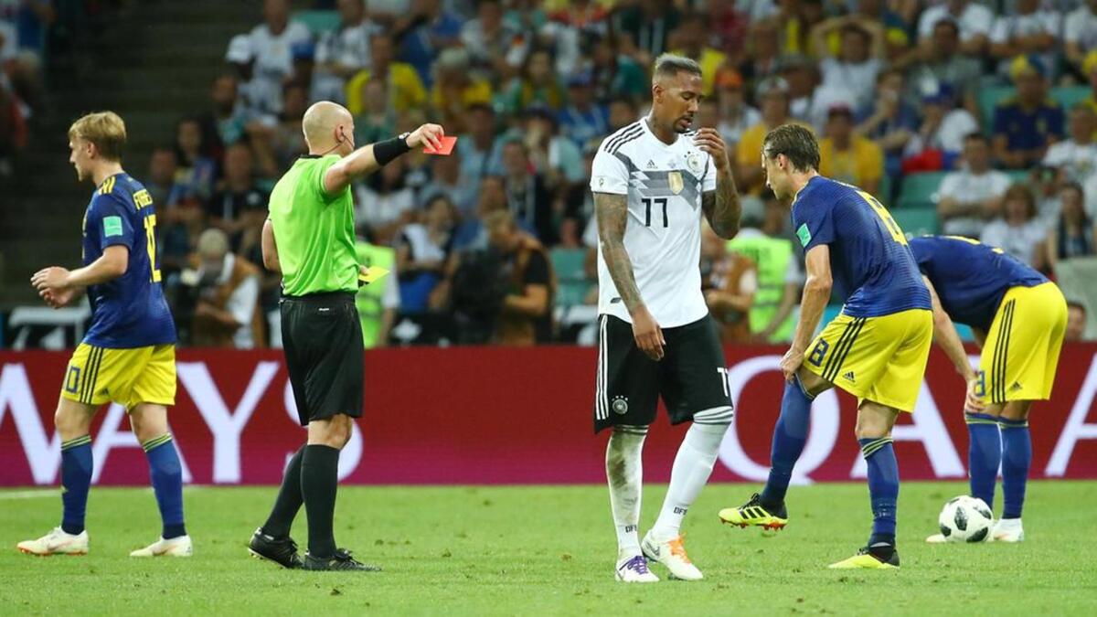 المدافع الألماني جيروم بواتينغ: تم طرده من اللقاء الوحيد الذي حقق فيه فريقه الفوز في البطولة على حساب السويد، مما دفع الكثيرين لمطالبته بالاعتزال الدولي جراء أدائه الهزيل الذي لم يرتق لنجوميته السابقة.