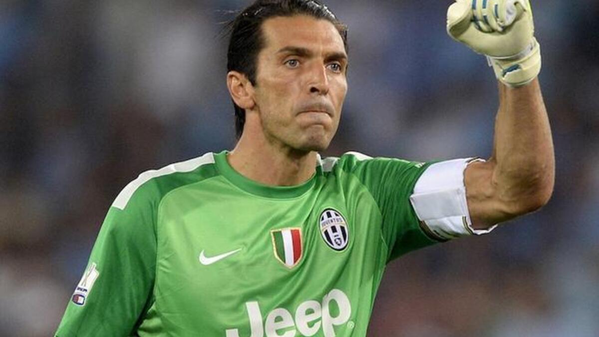الحارس الإيطالي جيانلويجي بوفون (بارما ويوفنتوس).
