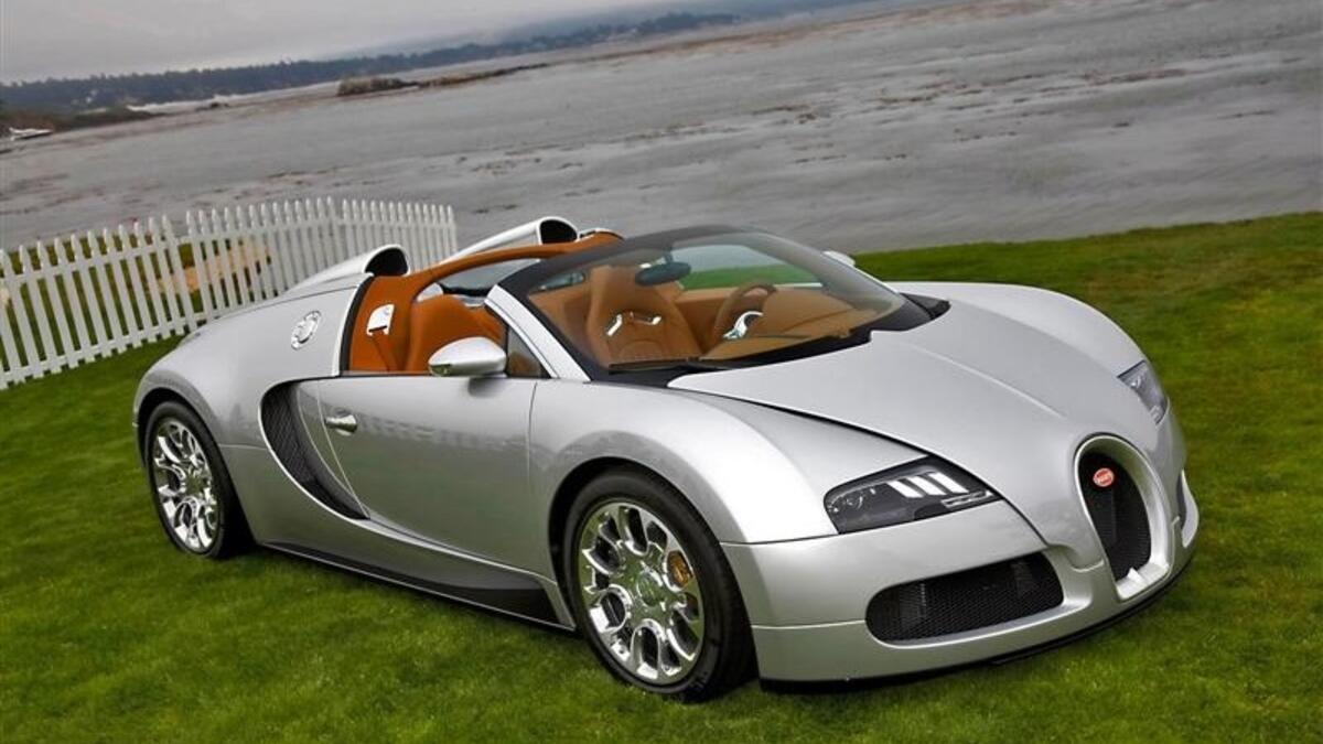 2- الكاميروني سامويل إيتو والبرتغالي كريستيانو رونالدو ورونالدينيو: بوغاتي فايرون وسعرها مليون و550 ألف جنيه استرليني