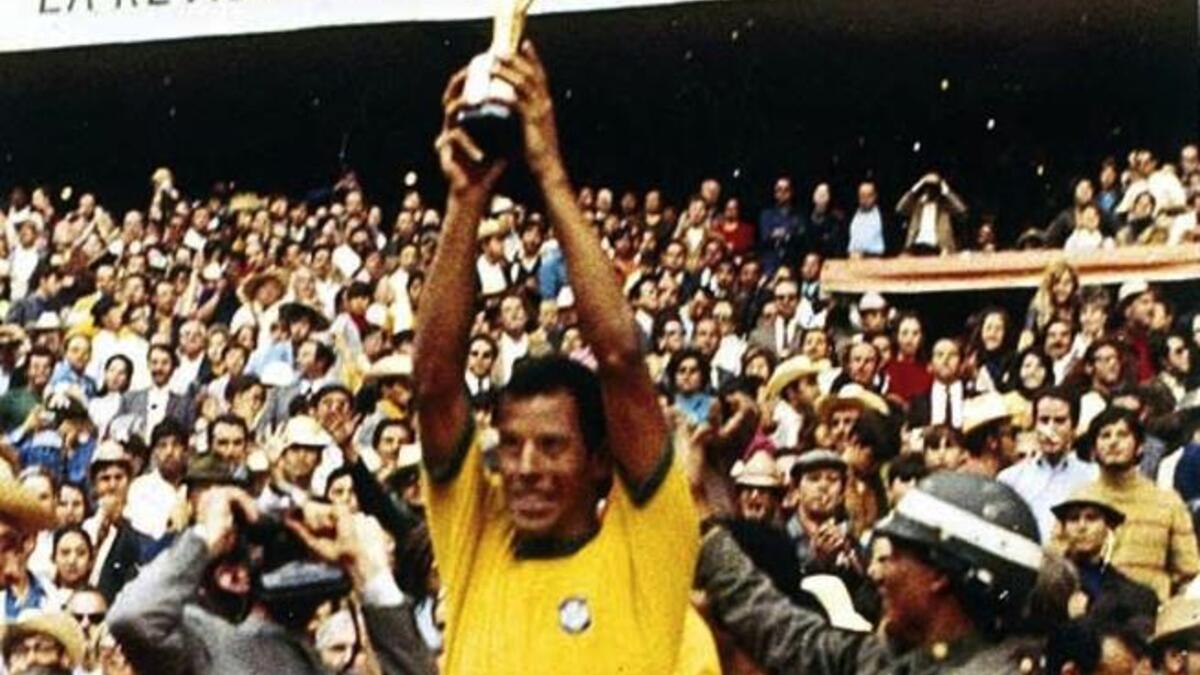 المدافع البرازيلي كارلوس ألبرتو توريس، فاز بكأس العالم 1970، يعتبر من بين أفضل المدافعين في التاريخ.