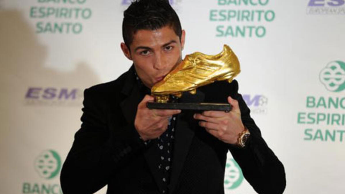 الحذاء الذهبي: فشل رونالدو في تأمين الحذاء الذهبي كأفضل هداف في دوريات أوروبا، وسيسعى جاهداً هذه المرة لاستعادة الجائزة التي لم تغادر برشلونة في آخر عامين، بحصول لويس سواريز عليها الموسم قبل الماضي وميسي الموسم الماضي.