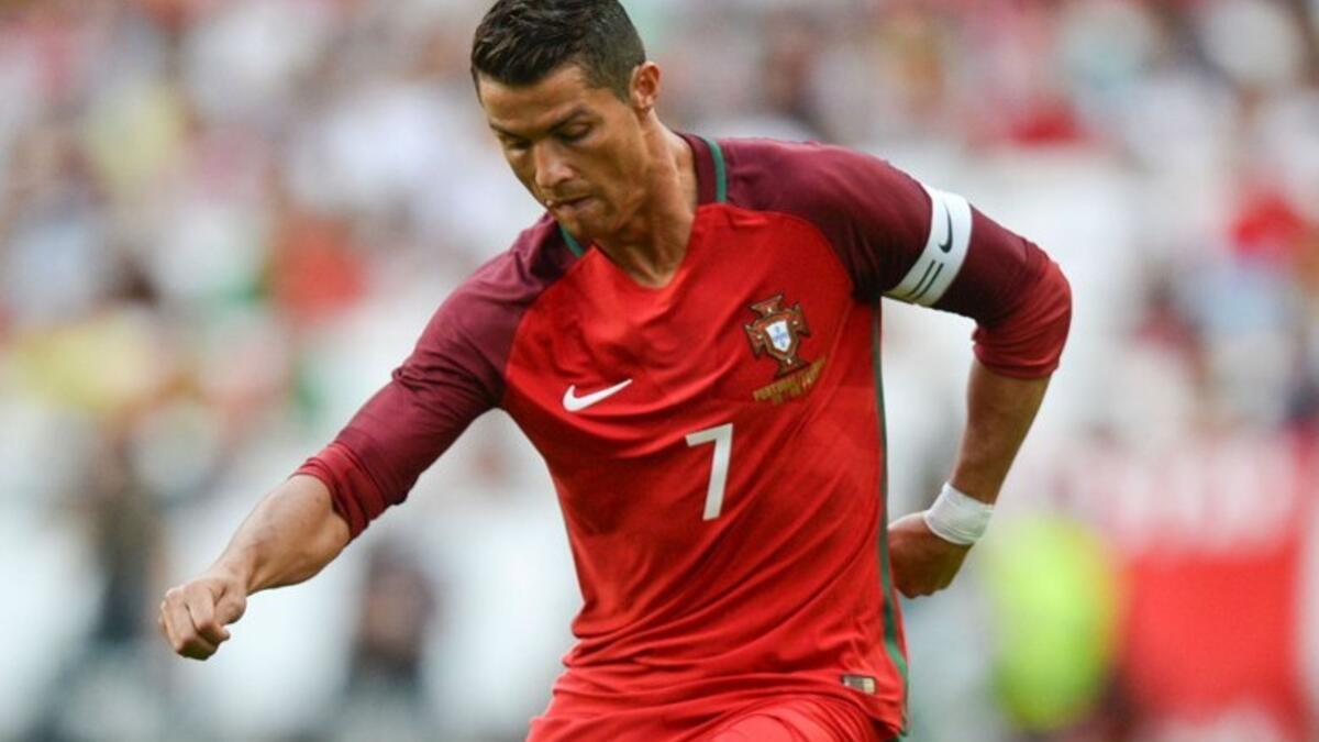 المهاجم البرتغالي كريستيانو رونالدو (ريال مدريد): يتقاضى 82 مليون دولار سنوياً من ضمنها راتب سنوي تصل قيمته إلى 53 مليون دولار.