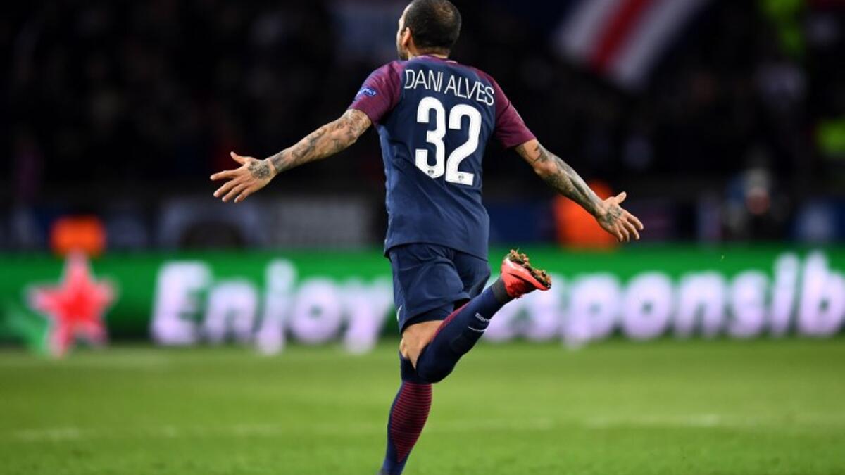 المركز العاشر: الظهير البرازيلي داني ألفيش (باريس سان جيرمان) ويتقاضى 700 ألف يورو شهرياً.