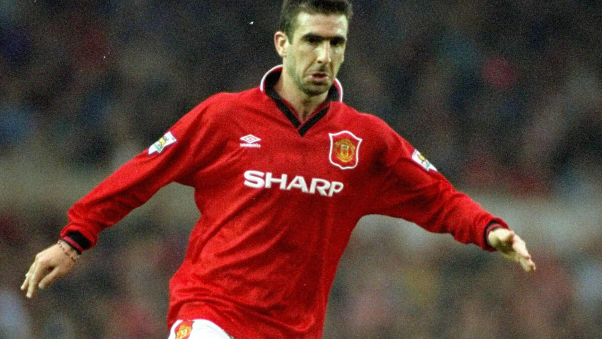 المهاجم الفرنسي إيريك كانتونا: قاد يونايتد للفوز بلقبه الأول منذ 26 عاماً، جرى التعاقد معه عام 1992 من ليدز مقابل 1.2 مليون جنيه فقط، ساهم في فوز الشياطين الحمر بلقب البريميير ليغ 4 مرات، وكأس الاتحاد الإنجليزي مرتين، والدرع الخيرية 3 مرات.