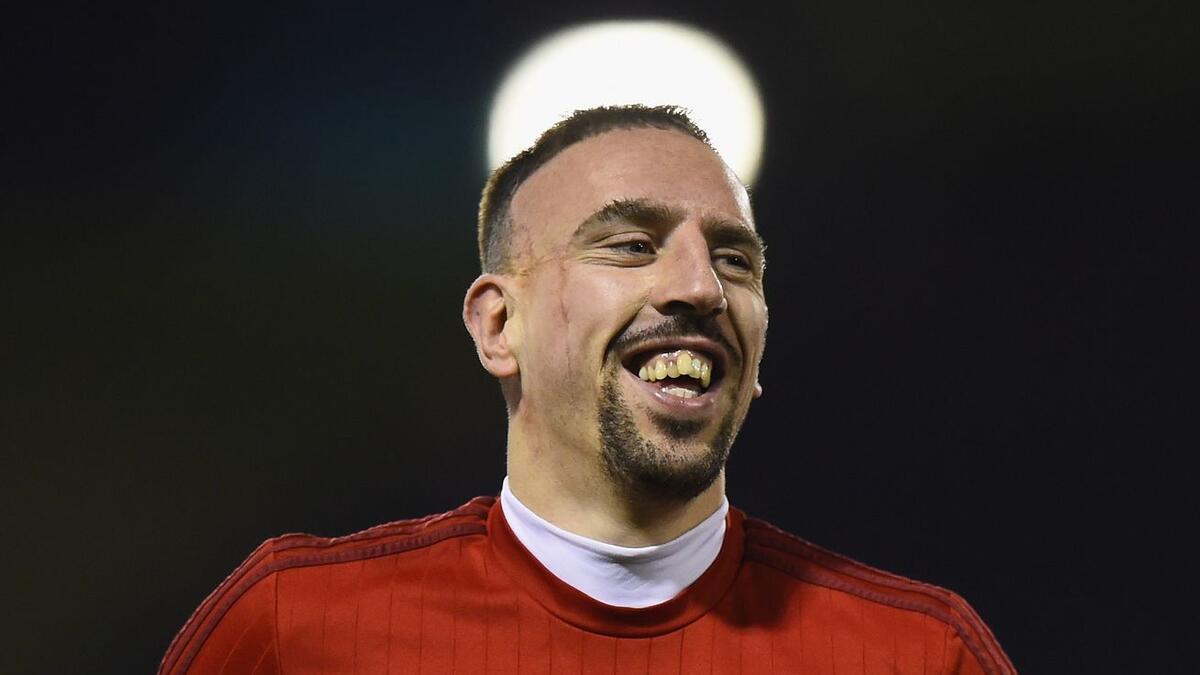 الجناح الفرنسي فرانك ريبيري (بايرن ميونخ): تعرض لحادث خطير تسبب بالندبات الواضحة على وجهه عام 1985، وقد اعتنق الإسلام عام 2002 بتأثير من زوجته وهيبة بلهامي، وبات مسلماً ملتزماً في السنوات الأخيرة.