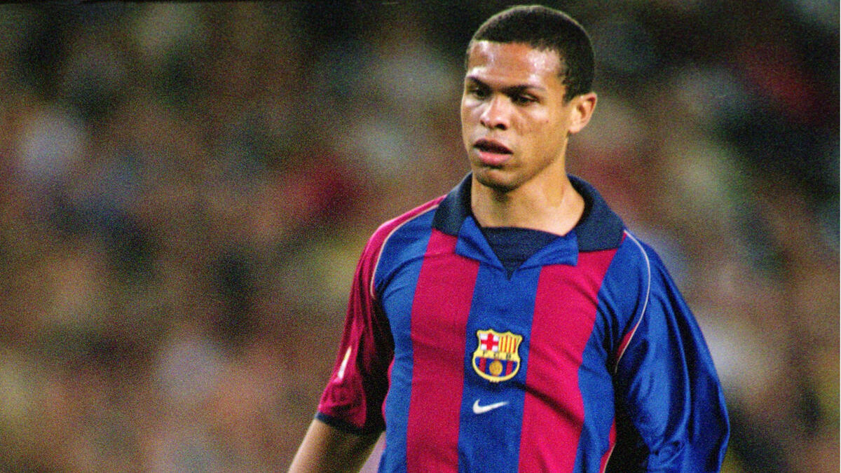 لاعب الوسط البرازيلي جيوفاني: انتقل لبرشلونة من كروزيرو عام 2001 مقابل 18 مليون يورو. خاض 50 مباراة على مدى موسمين، إلا أنه فشل في إبراز موهبته، لينتهى به المطاف معاراً لبنفيكا دون رسوم، ثم انتقل مانشستر سيتي وهال.