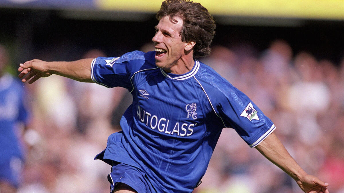 المهاجم الإيطالي جيانفرانكو زولا: وصل عام 1996 من بارما مقابل 4.5 مليون جنيه فقط، وذلك قبل حقبة المالك رومان أبراموفيتش، اختير حينها أفضل لاعب في تاريخ النادي، فاز بخمسة ألقاب مع البلوز. يحظى بشعبية جارفة لدى المشجعين حتى الآن.