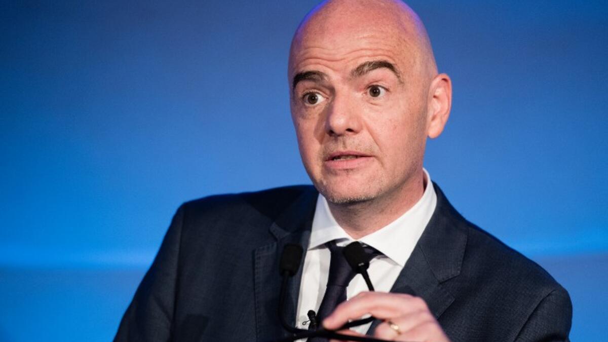 جياني إنفانتينو: لم ينعم بمنصبه في رئاسة فيفا، إذ سرب في الأوراق أنه وقع في 2006 و2007 حين كان مسؤولاً عن القسم القانوني في يويفا عقداً مع مالكي شركة كروس ترايدينغ الذين حصلوا على حقوق البث التلفزيوني لدوري أبطال أوروبا في أميركا الجنوبية، ثم باعوها على الفور بثلاثة أضعاف السعر.