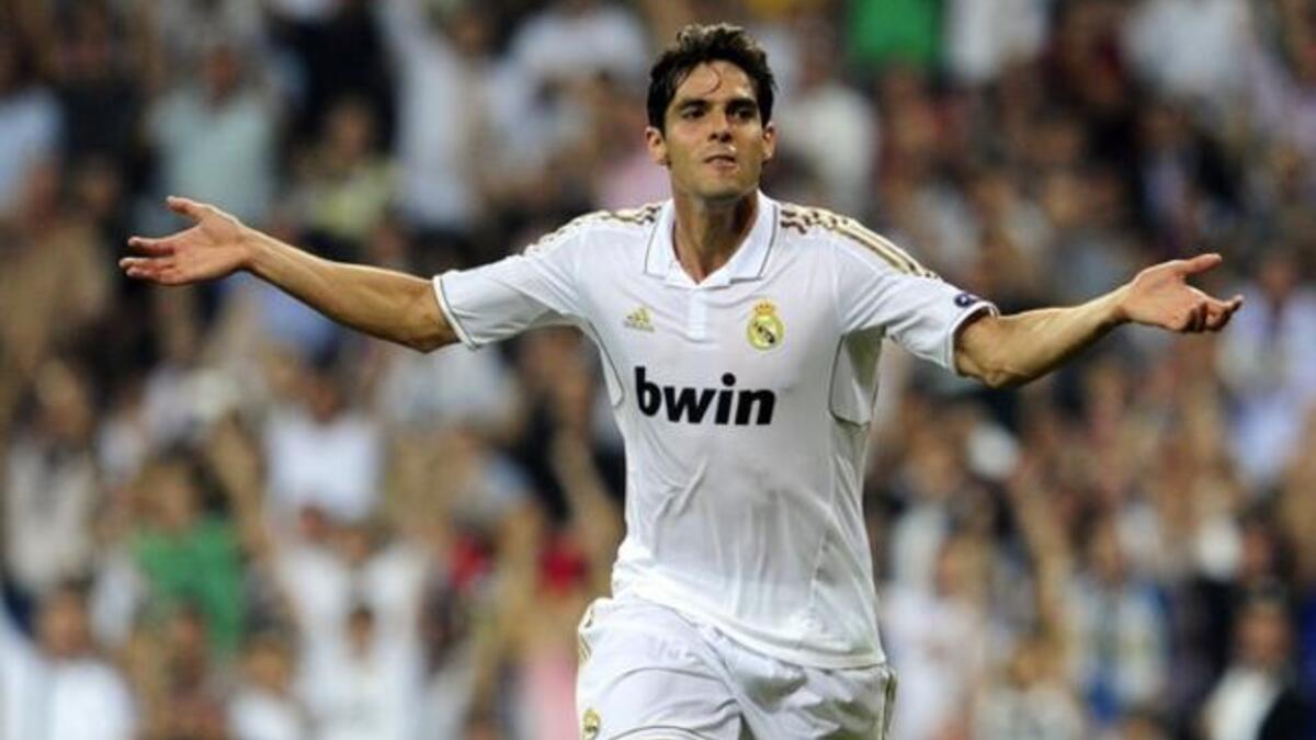 البرازيلي كاكا: انتقل من ميلان لريال مدريد مقابل 57 مليون جنيه استرليني عام 2009 ولمدة 6 أعوام، ولكنه لم يتأقلم مع أجواء الليغا وعانى من سلسلة إصابات حتى عاد للروسونيري مرة أخرى الصيف الماضي.