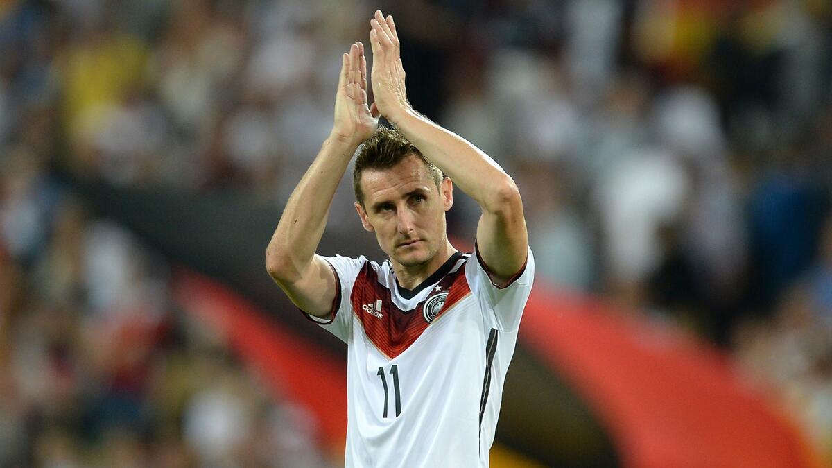 المهاجم الألماني ميروسلاف كلوزه: ولد وترعرع في بولندا، لكنه مثل منتخب ألمانيا ليصنع التاريخ معه