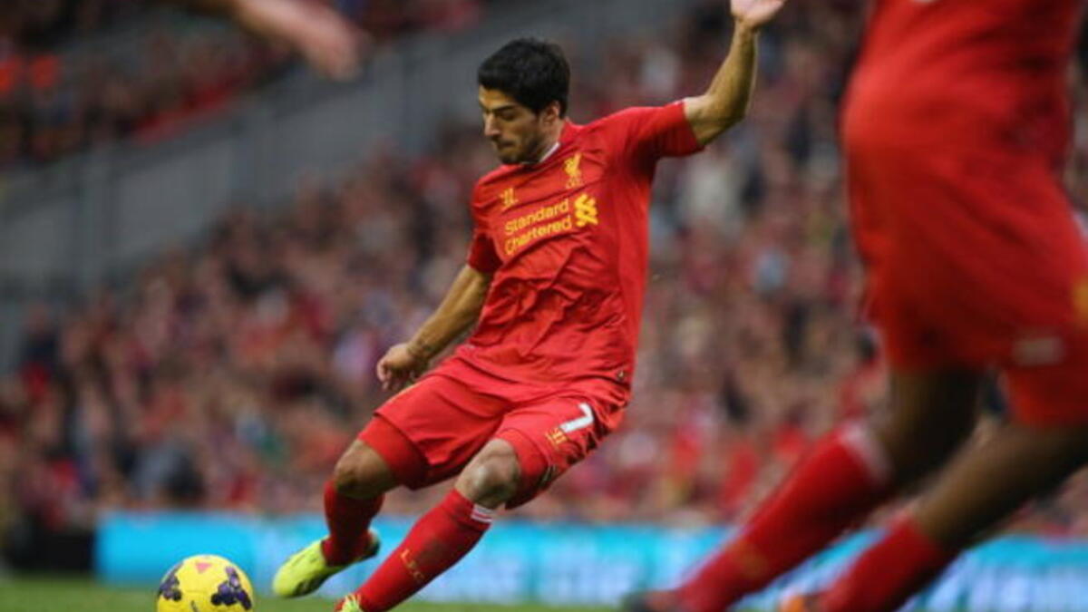 المهاجم الأوروغوياني لويس سواريز (من أياكس امستردام إلى ليفربول) عام 2011 مقابل 26.2 مليون يورو.