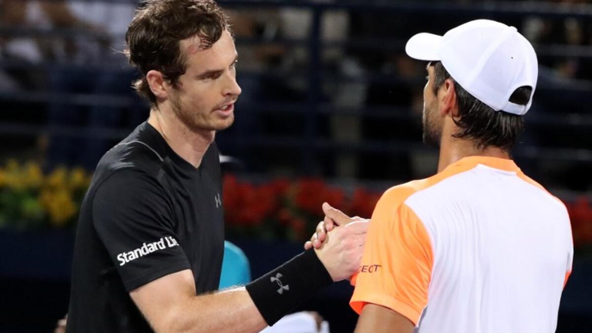 الإسباني فيرناندو فيرداسكو (يمين) يصافح البريطاني أندي موراي بعد نهاية مباراتهما النهائية في دورة دبي والتي ظفر موراي بلقبها بعد فوزه بمجموعتين دون رد بواقع 6-3 و6-2.