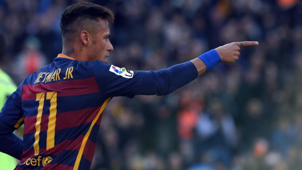 1- المهاجم البرازيلي نيمار: من سانتوس إلى برشلونة مقابل 111.7 مليون يورو عام 2013.