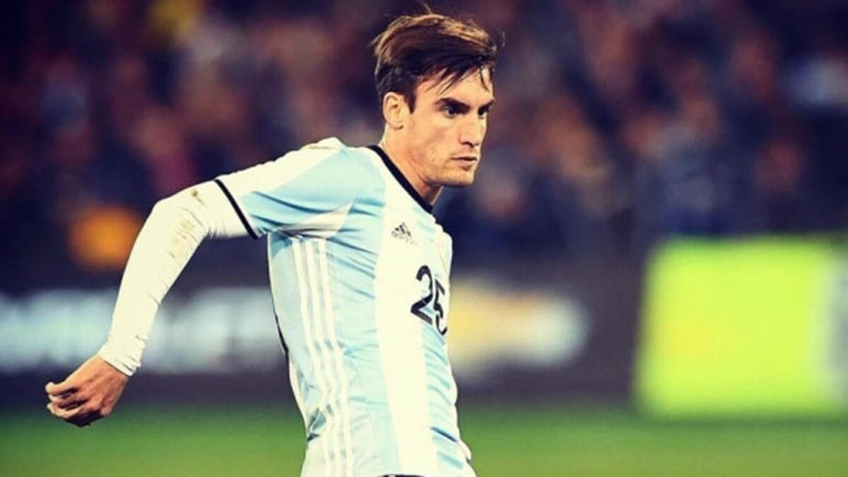 الظهير الأيسر: الأرجنتيني نيكولاس تاغليافيكو